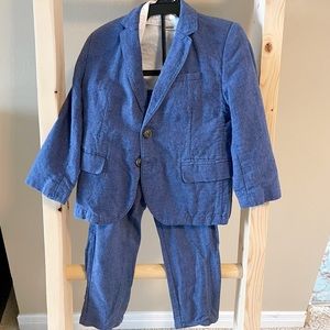 Boys suit (H&M) and white shirt (Mexx). Worn once! 3-4 years old.